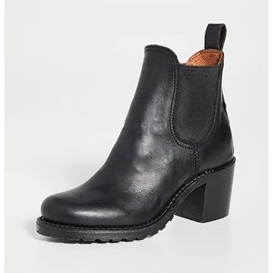 Frye Sabrina Chelsea booties size 8